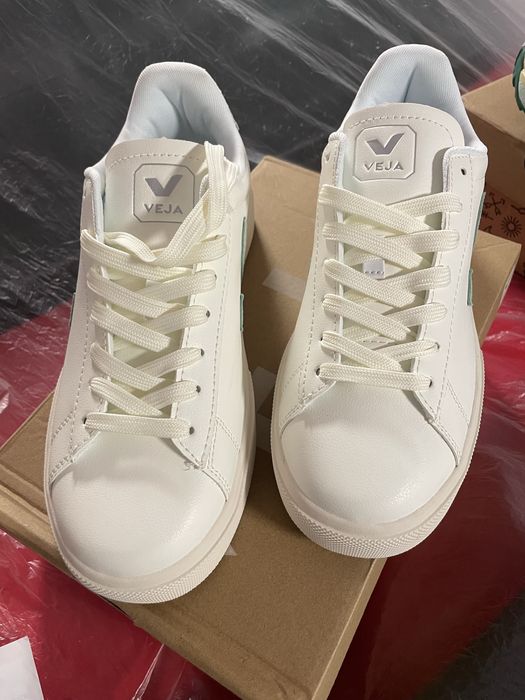 Sapatilhas Veja novas