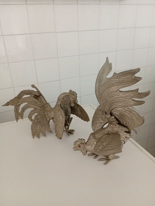 Galo em latão prateado