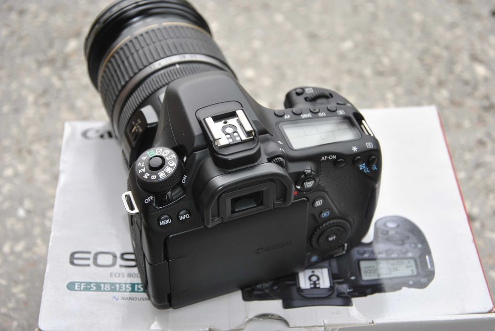 Canon EOS 80D + объектив Canon EF-S 17-55mm f/2.8 IS USM + подарок