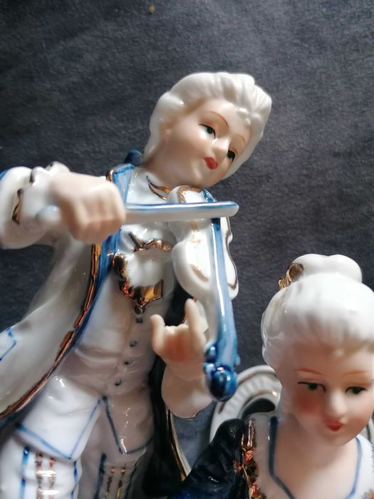 Lindo conjunto escultórico de casal em tons de azul e dourado