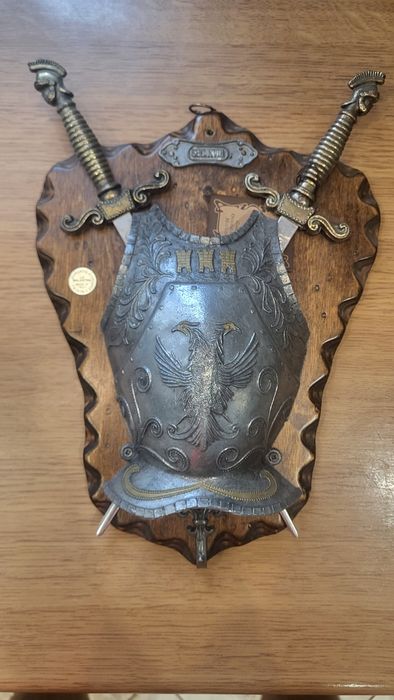 Ozdoba na sciane ,sztylety pod tarczą.