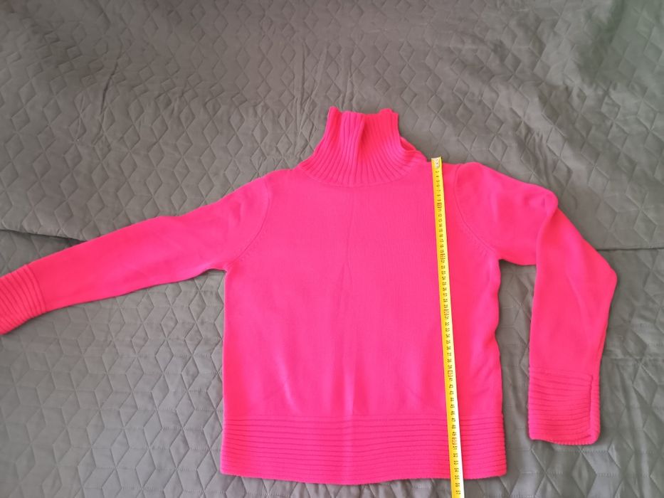 Golf różowy z rozcięciem