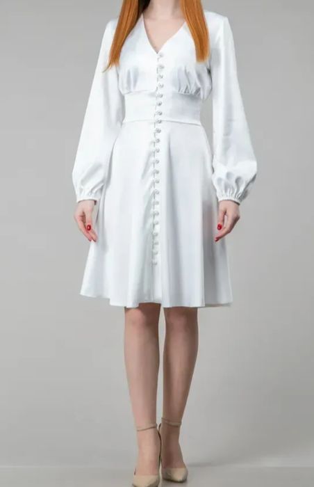 Атласна біла сукня