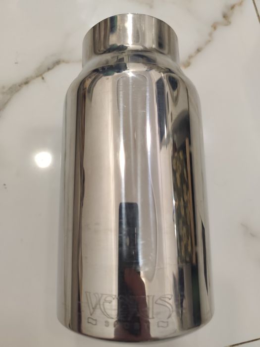 Масивна Нержавіюча насадка на глушник автомобіля.