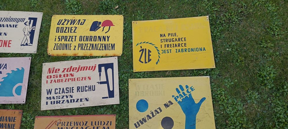Stare metalowe tablice informacyjne z PRL-u