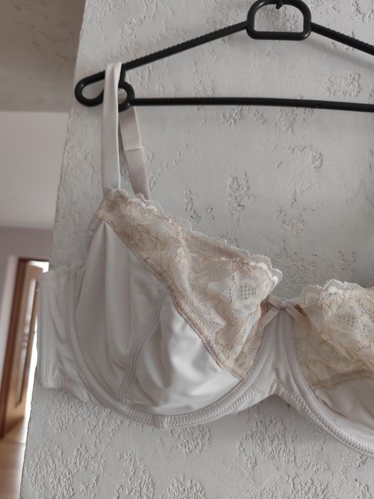 Biustonosz z koronką na regulowane ramiączka rozm 95F. Miriale.