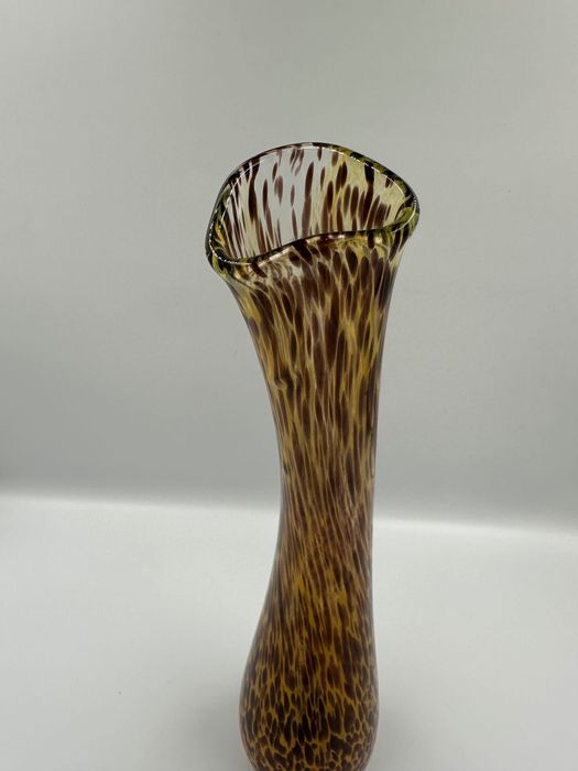 Szklany wazon w stylu boho glamour, cętkowany wzór