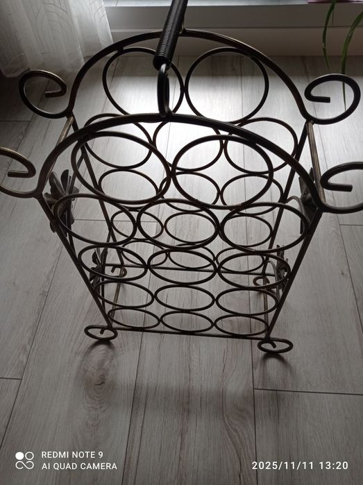 Stojak na wino metalowy