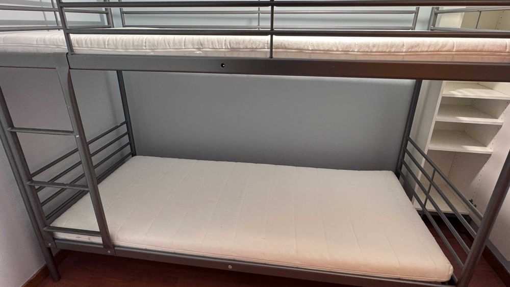 Beliche IKEA em Metal e com colchões (usado)