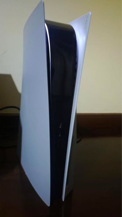 Playstation 5 com disco + comado + 4 jogos