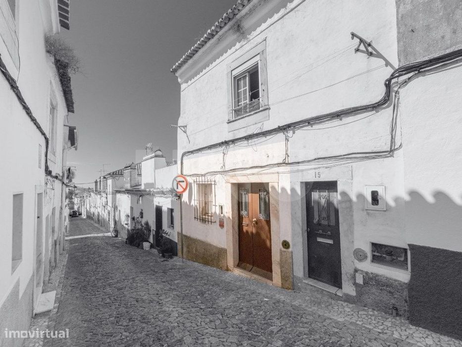 Moradia rés-do-chão para remodelação no Centro Histórico de Estremoz — Estremoz (Santa Maria E Santo André), Évora