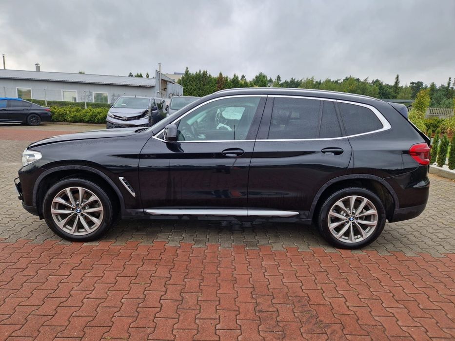 BMW X3 xDrive30i xLine Odpala Porusza się po placu Panorama