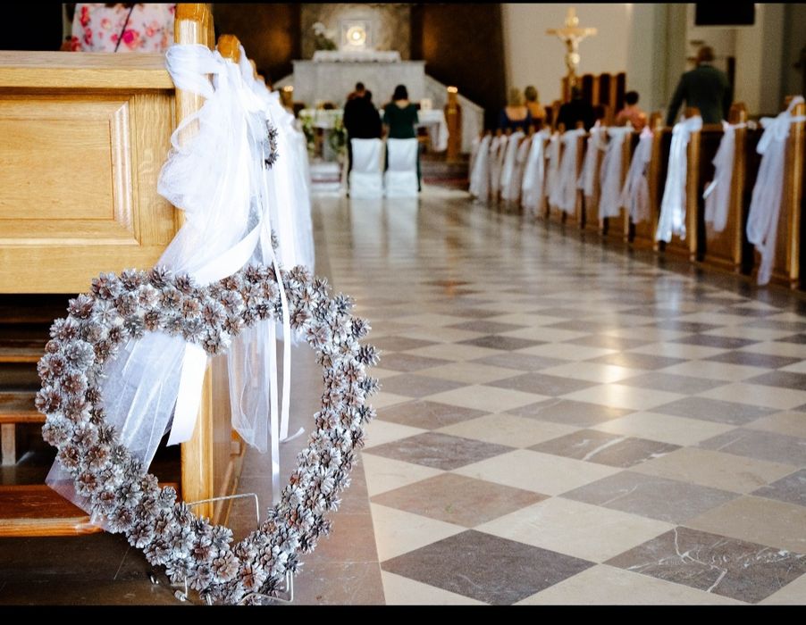 Dekoracja ślubna kościoła cztery serca boho białe