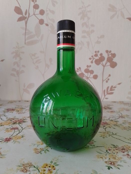 Стеклянные разноцветные бутылки. Для украшения интерьера и жидкостей.