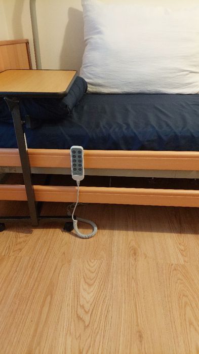 Cama articulada hospitalar eletrica nova.