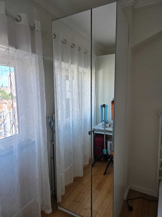 Armário branco com espelho Ikea