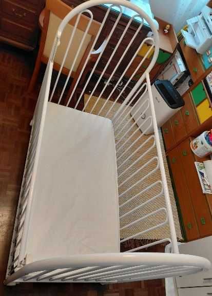 Cama bebé com colchão