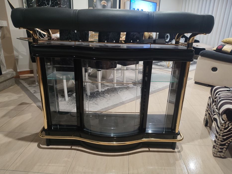 Bar preto com balcão