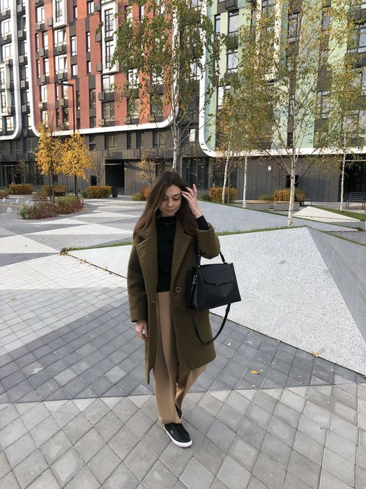 Осіннє жіноче пальто оливкового кольору