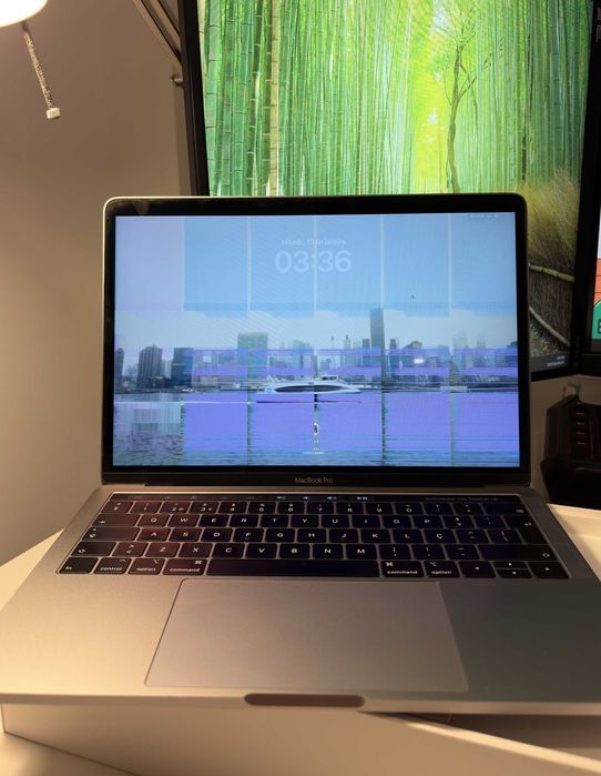 Apple MacBook Pro 2019 | 13.3” | Touch Bar – Cinzento Espacial