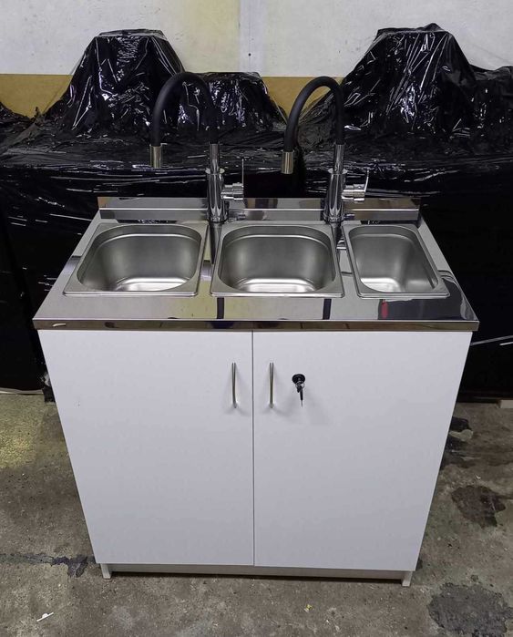 Szafka gastronomiczna (nowa) / Zlew trzykomorowy / Kącik sanitarny