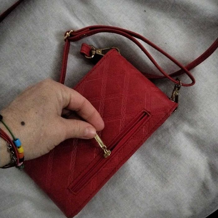 Bolsa tiracolo vermelha para carregar telemóvel e cartões nunca usada