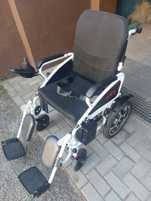 Wozek inwalidzki elektryczny AT52313