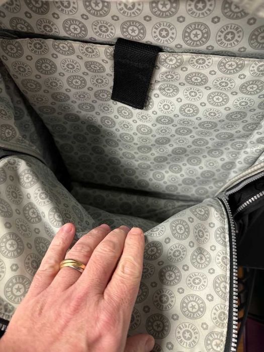 PROMOCAO - Mochila com Rodinhas Kliping Preta em Perfeito Estado