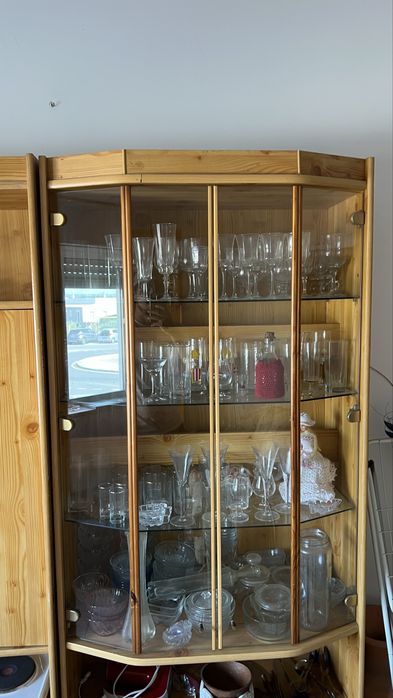 Vitrine de Sala em Pinho com Gavetas