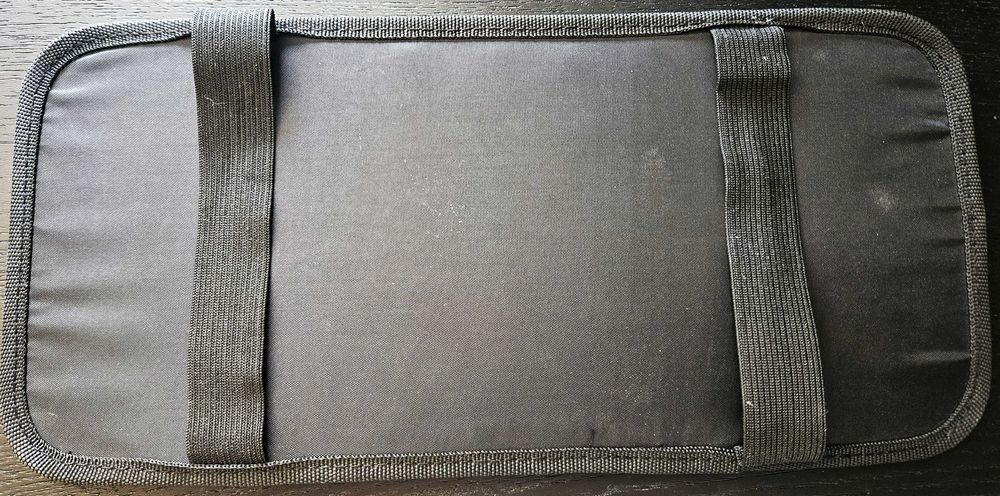 Etui na 12CD do auta - na zasłonę przeciwsłoneczną.