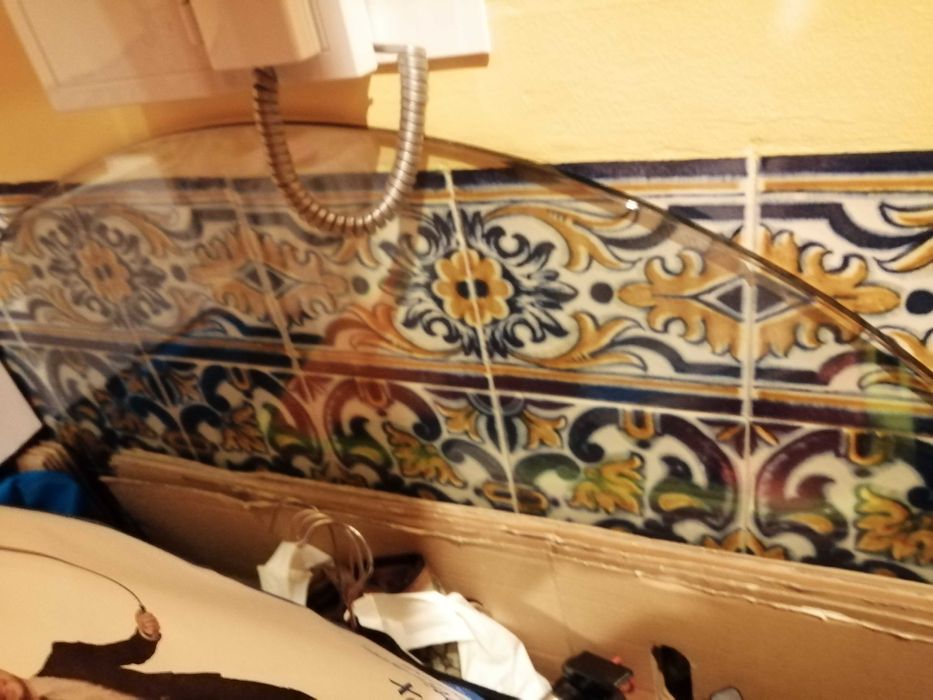 Conjunto de madeira cor de mel e tampo de vidro