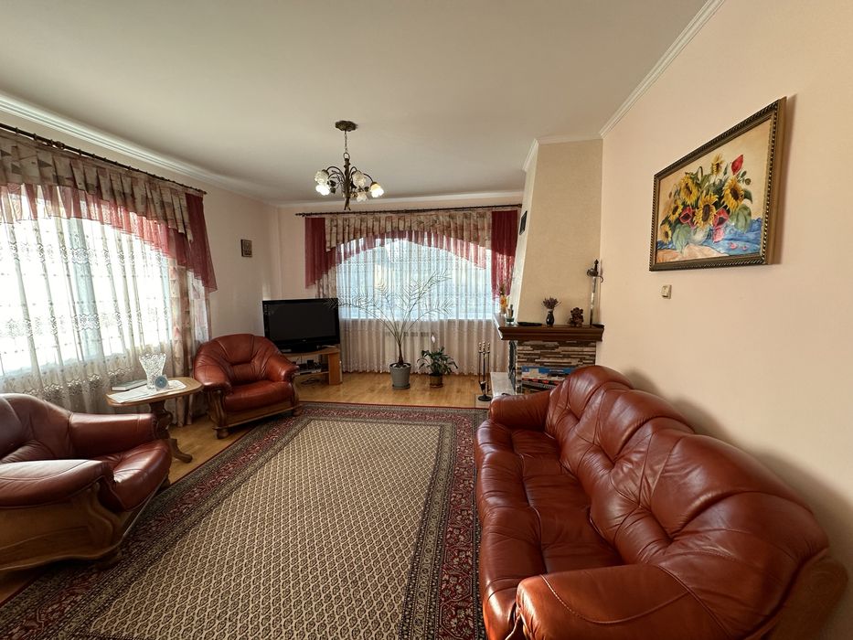 Продам особняк площею 220м2 та 12 соток землі у Підпечарах