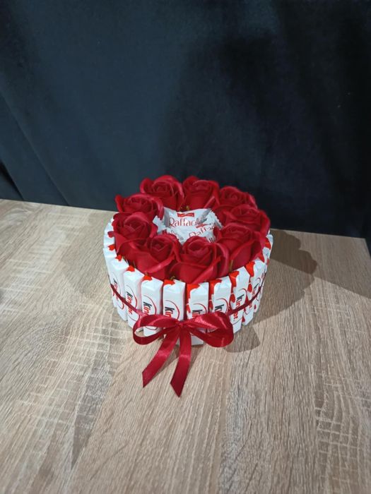 Box ze słodyczy z Kinder i róż mydlanych