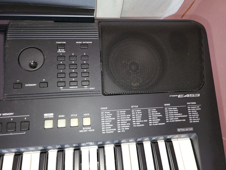 Продам синтезатор YAMAHA PSR E-453