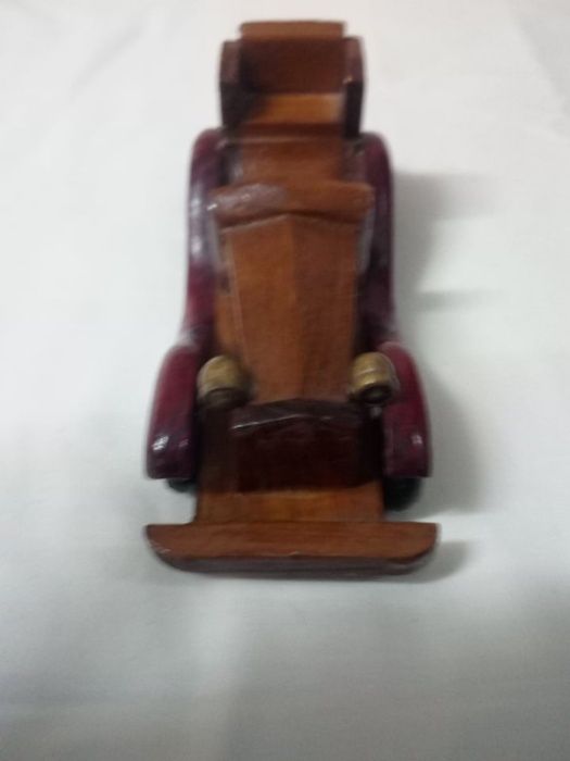 Miniatura de Carro em Madeira