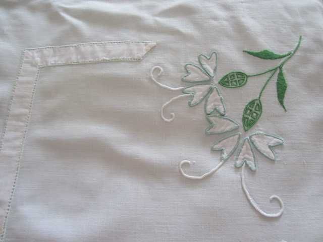 Dois Panos de Tabuleiro Bordados