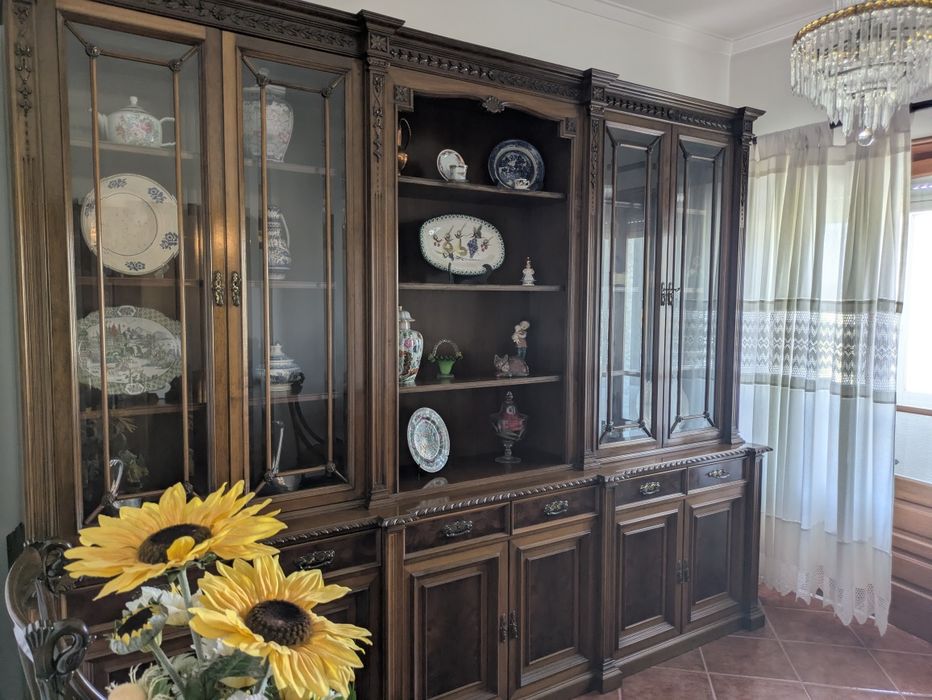 Sala de jantar em nogueira (móvel + mesa adaptável + 6 cadeiras)