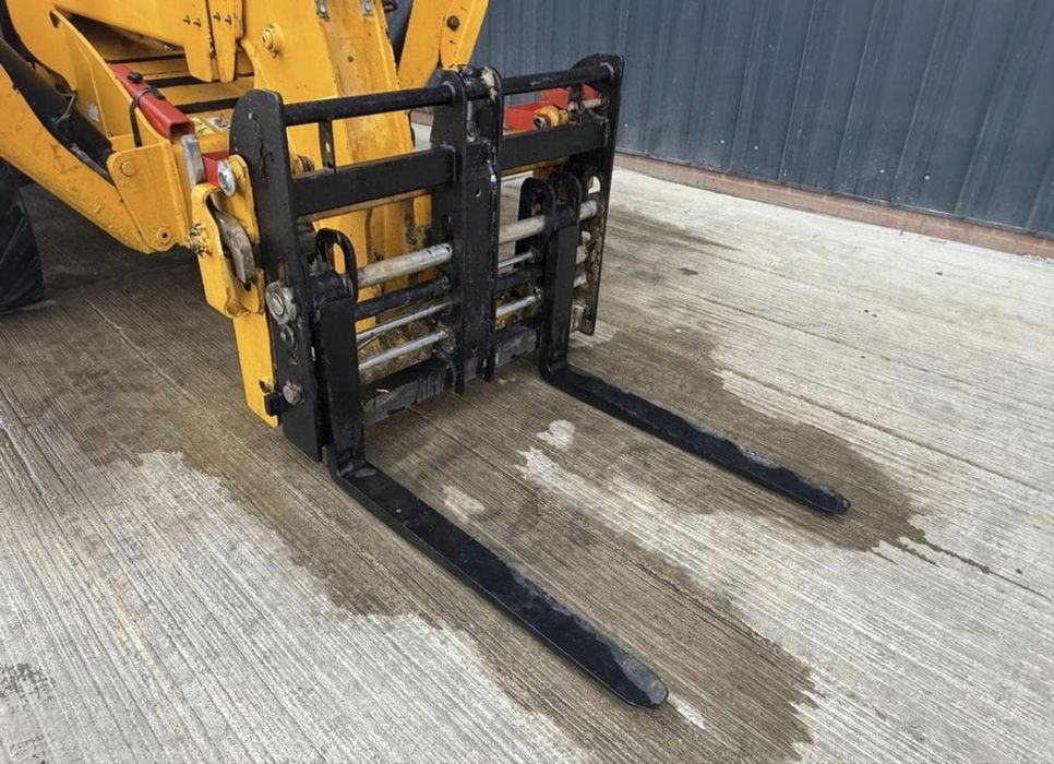Навантажувач телескопічний JCB 540-140
