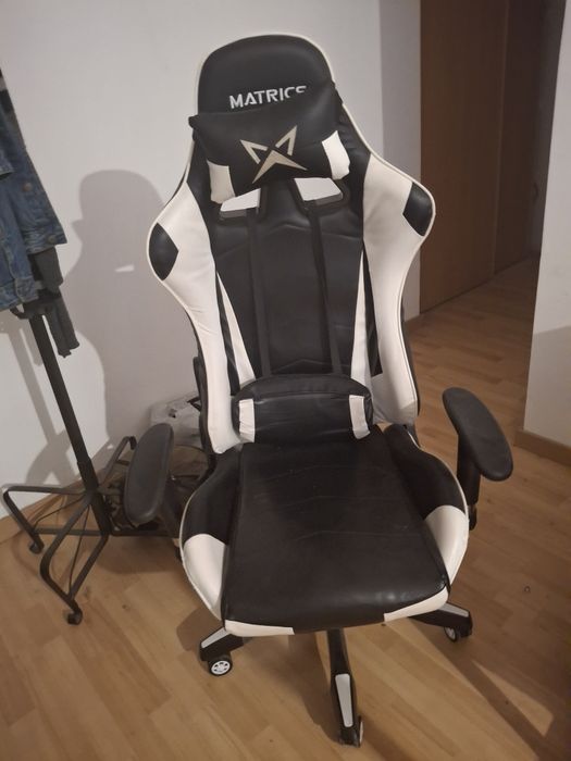 MOVEIS - estantes, sofá, mesa, cadeiras