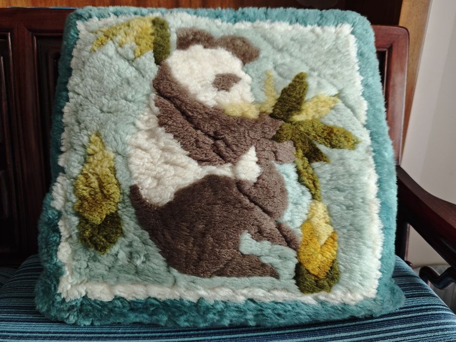 Almofada Decorativa em Lã – Padrão Panda Asiático (Dupla Face)