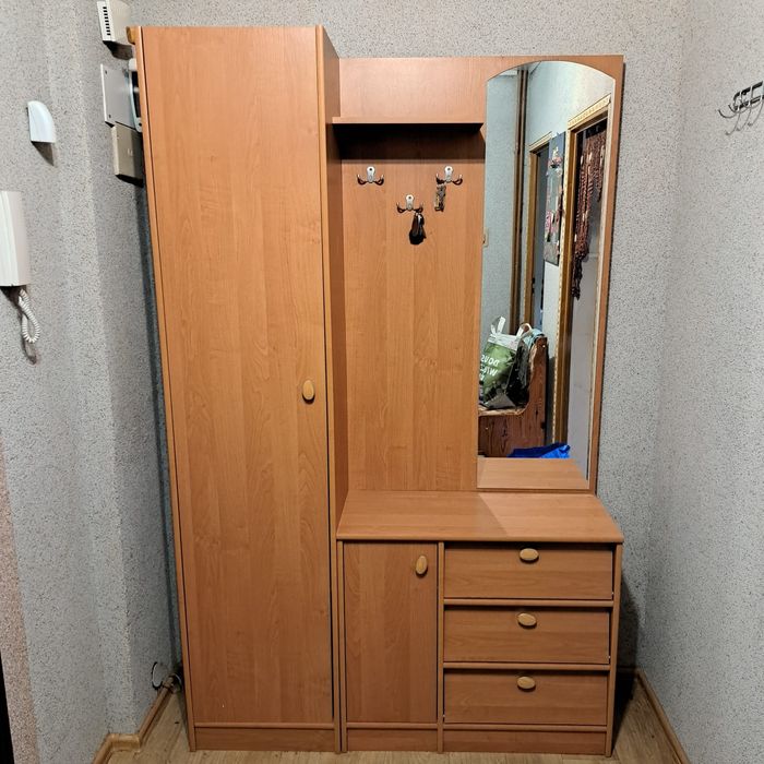 Zestaw mebli do przedpokoju.