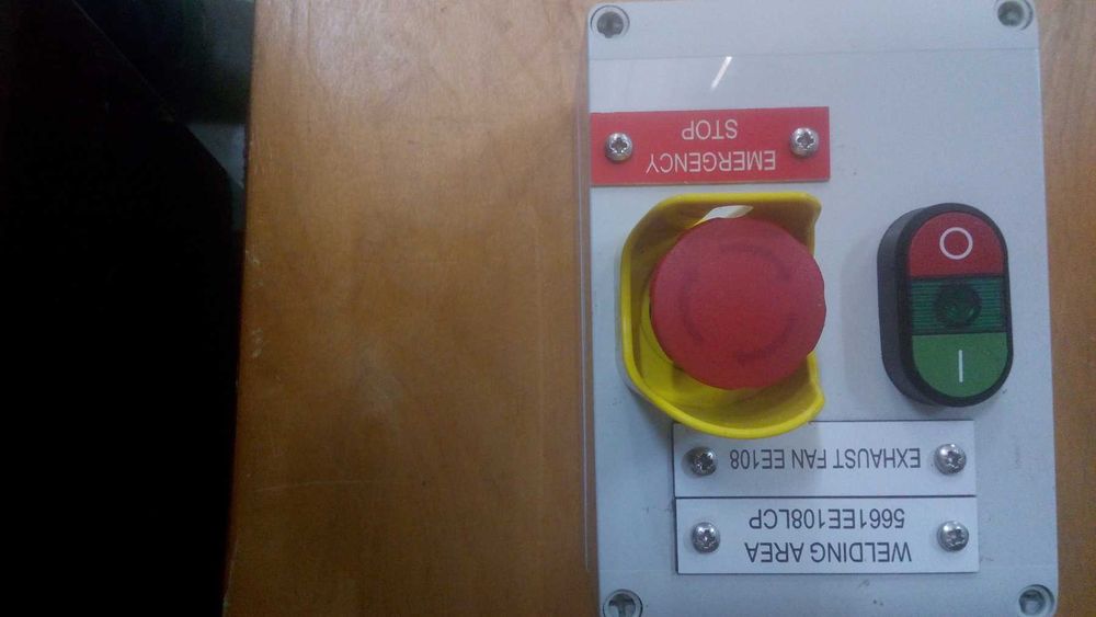 Кнопочный пост в боксе.