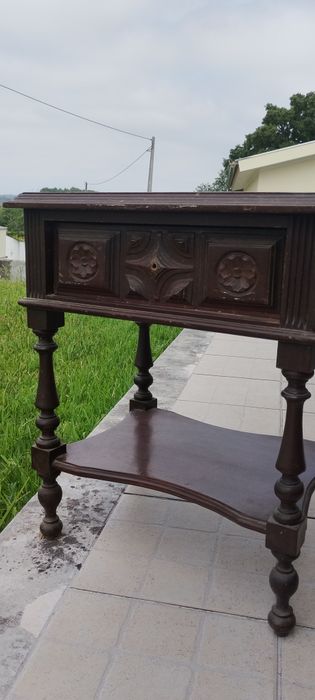 Mesinha de cabeceira com design do estilo manuelino