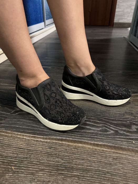 Продам кроссовки сетчатые