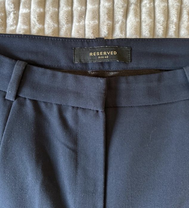 Granatowe szerokie spodnie garniturowe Reserved 40
