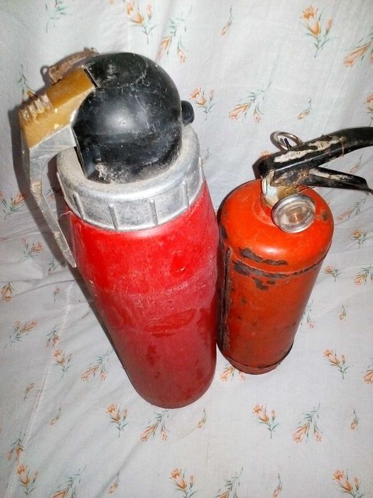 огнетушитель (авто) 2 шт. пластик/метал. надо перезарядка