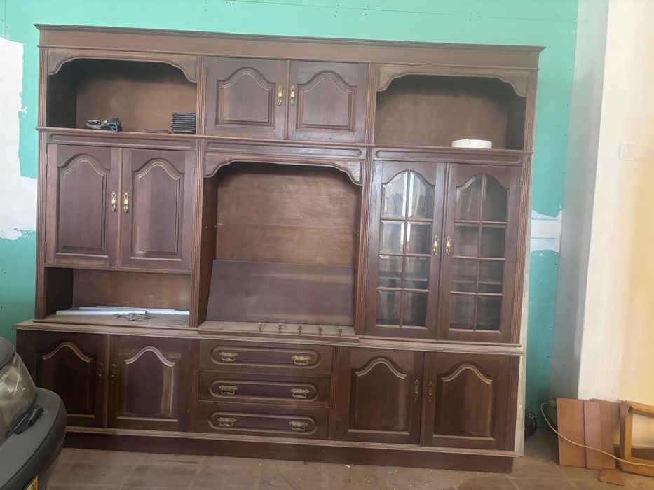 Vendo  varios Moveis: sala (mesa e cozinha), Roupeiros, escivaninhas, cadeiras etc