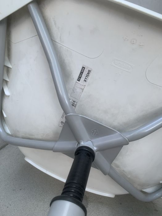 Cadeira IKEA branca com rodas
