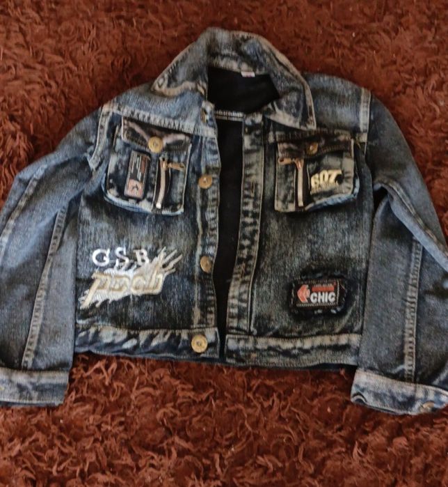 Стильна джинсова куртка з нашивками