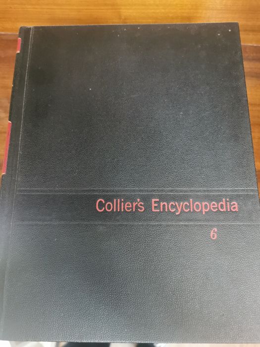 Collier's Encyclopedia, uma enciclopédia bastante comum do século XX.